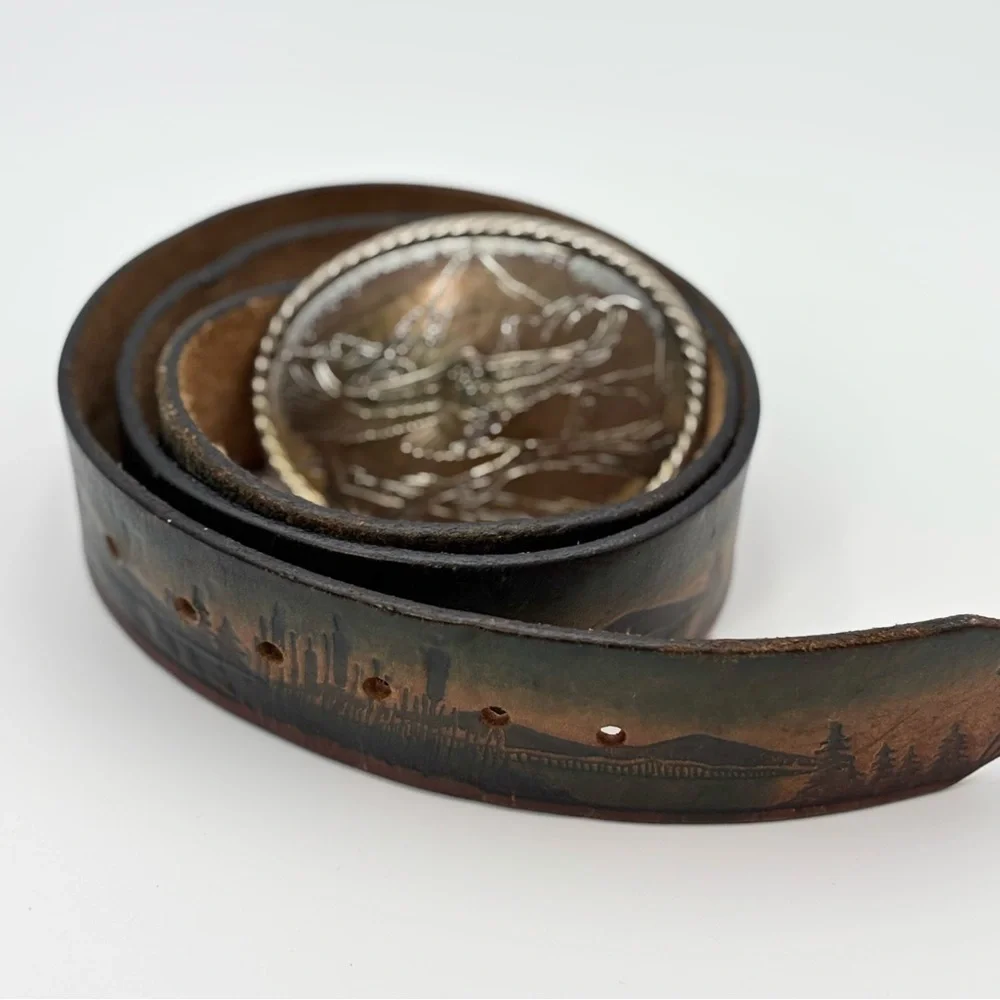Artisan Leather Belt Gavere Leather belt features‎ a embossed duck Silver Buckle